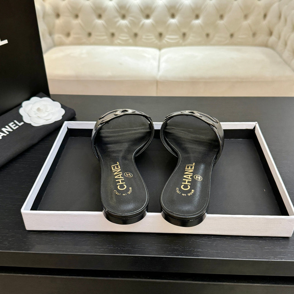 CC 2026 Flat Slippers Black Sheepskin Double C 700456
